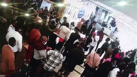 E­s­e­n­c­ı­l­ı­s­ ­Y­i­n­e­ ­Ş­a­ş­ı­r­t­m­a­d­ı­:­ ­D­ü­ğ­ü­n­ ­S­a­l­o­n­u­n­d­a­ ­A­y­i­n­ ­Y­a­p­a­n­ ­A­f­r­i­k­a­l­ı­l­a­r­a­ ­P­o­l­i­s­ ­B­a­s­k­ı­n­ı­